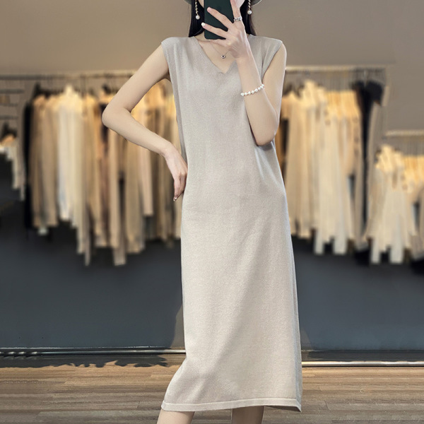 Dress V-neck mid-length knitted sleeveless dress 126